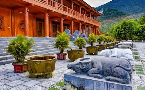 Điểm nhấn độc đáo trong quần thể là cụm chín con trâu đá quỳ gối trước sân đền, gồm sáu trâu đen và ba trâu bạc, đồng loạt hướng về chính điện trong dáng vẻ trang nghiêm.