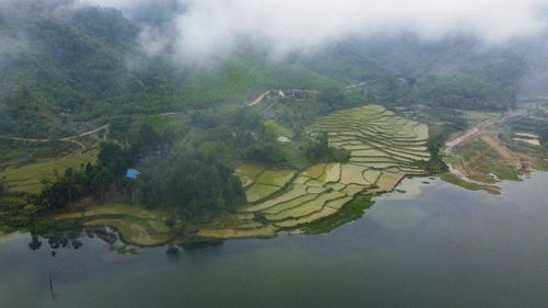 Ngày nay, đền Chín Gian không chỉ là di sản văn hóa mà còn là điểm đến hấp dẫn. Từ đây, du khách có thể phóng tầm mắt chiêm ngưỡng bản làng thấp thoáng trong sương, ruộng bậc thang uốn lượn theo sườn núi, tận hưởng vẻ tĩnh lặng, an yên của đại ngàn.