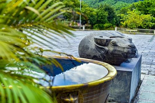 Trước mỗi tượng trâu là các vạc nước, tượng trưng cho nguồn nước thiêng - mạch sống nuôi dưỡng bản mường. Hình tượng này không chỉ tái hiện nghi lễ dâng lễ vật trong tín ngưỡng dân gian mà còn hàm chứa triết lý sâu sắc về lòng tri ân tổ tiên - những người đã khai phá đất đai, dựng xây cuộc sống.