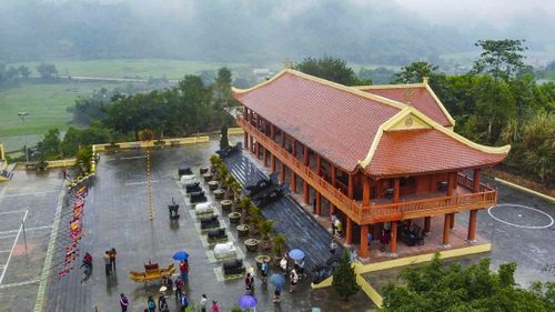 Mái đền lợp ngói âm dương, phủ lên công trình vẻ cổ kính, trầm mặc, hòa quyện với sắc xanh thẳm của núi rừng. Tổng thể kiến trúc không cầu kỳ, song giàu tính biểu tượng, thể hiện triết lý sống gắn bó với thiên nhiên và niềm tin tâm linh bền bỉ của người Thái.