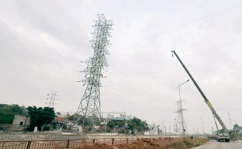 Thi công chuyển đấu nối cột 5 mạch của dự án treo dây mạch 2 đường dây 220 kV Bắc Giang - Lạng Sơn.