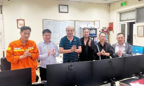 Đại diện các đơn vị tham gia dự án chứng kiến thời khắc đóng điện công trình.