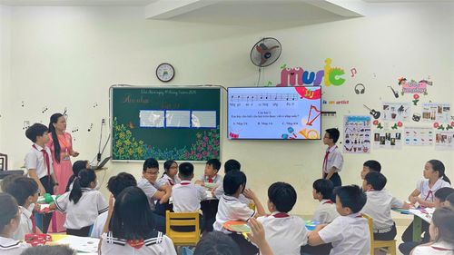 Hội thi là cơ hội để giáo viên bậc Tiểu học giao lưu, học hỏi, chia sẻ kinh nghiệm trong dạy học. Trong ảnh: Giáo viên của trường tiểu học trên địa bàn phường Hải Châu tại hội thi. Ảnh: THU HÀ.