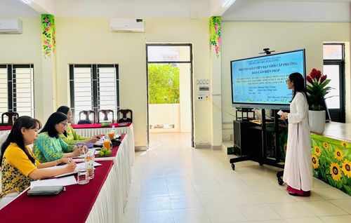 Tham gia hội thi, ngoài giảng dạy một tiết học giáo viên còn báo cáo một biện pháp nâng cao chất lượng giảng dạy. Ảnh: THU HÀ.
