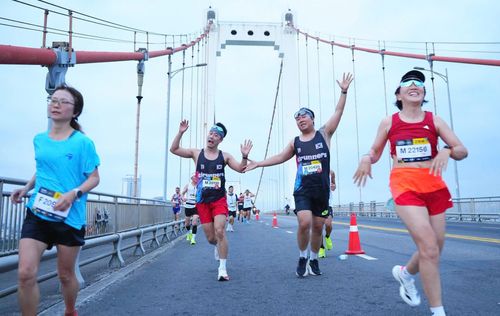 Vận động viên ấn tượng với cung đường chạy tuyệt đẹp của giải Marathon quốc tế Đà Nẵng 2026.
