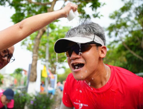 Vận động viên được tiếp sức liên tục xuyên suốt chặng đường thi đấu.