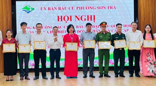 Ủy ban bầu cử phường Sơn Trà tuyên dương, khen thưởng các cá nhân, tập thể có nhiều đóng góp tích cực trong công tác bầu cử đại biểu Quốc hội khóa XVI và đại biểu HĐND các cấp. Ảnh: NGỌC HÀ