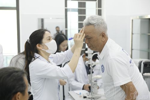 Các y, bác sĩ thực hiện khám lâm sàng cho người bệnh.