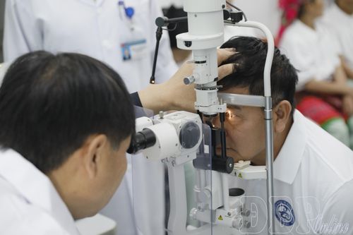 Các y, bác sĩ thực hiện khám lâm sàng cho người bệnh