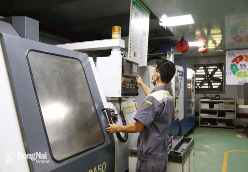 Công nhân điều khiển máy móc tại một doanh nghiệp trên địa bàn tỉnh. Ảnh: Vương Thế