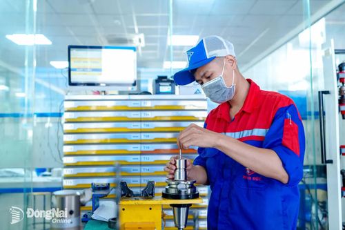 Công nhân kiểm tra sản phẩm tại nhà máy của Công ty TNHH Sản xuất, thương mại, dịch vụ Huỳnh Đức (Khu công nghiệp Amata). Ảnh: Vương Thế
