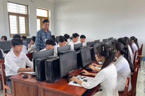 Một buổi học trên lớp của học sinh Trường THPT Nguyễn Hữu Quang (xã Cát Tiến). Ảnh: H.Đ