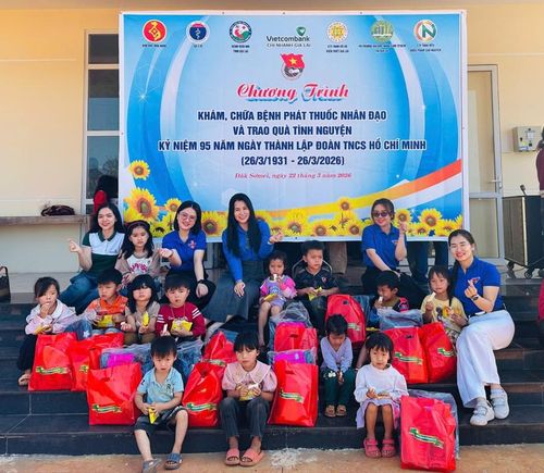  Ban tổ chức trao quà và chụp ảnh lưu niệm cùng các em học sinh. Ảnh: Q.D 