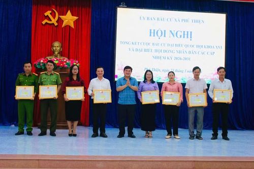  Chủ tịch UBND xã Phú Thiện Nguyễn Anh Tuấn (đứng giữa) tặng giấy khen cho các cá nhân có thành tích xuất sắc trong công tác bầu cử. Ảnh: Vũ Chi 