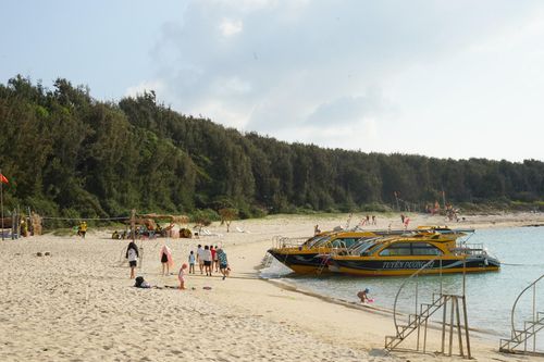 Du khách tận hưởng non xanh nước biếc tại Hòn Tranh