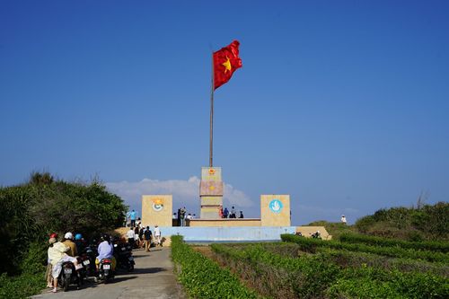 Vẻ đẹp kỳ vĩ của cột cờ Phú Quý được đông đảo du khách check-in vào lúc bình minh