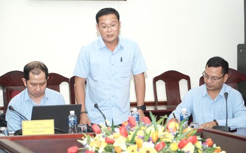 Đại diện Công ty Cổ phần Sonadezi Bình Thuận báo cáo tại cuộc họp