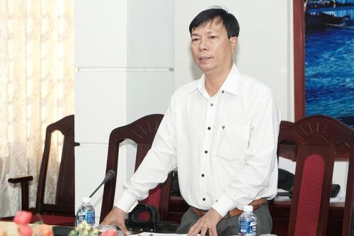 Lãnh đạo UBND xã Tân Lập báo cáo tại cuộc họp