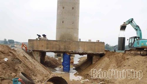 Cận cảnh trụ T3, một trong 2 trụ (gồm T3 và T6) sẽ phấn đấu hoàn thành sửa trước trước lũ tiểu mãn (dự kiến vào trung tuần tháng 5/2026)