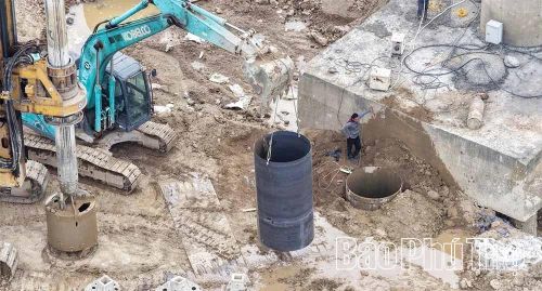 Hệ thống ống vách, do điều kiện địa chất đã phải dài gấp đôi so với thiết kế.