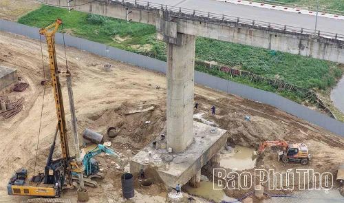 Công nhân đang làm việc khẩn trương tại chân trụ T3.