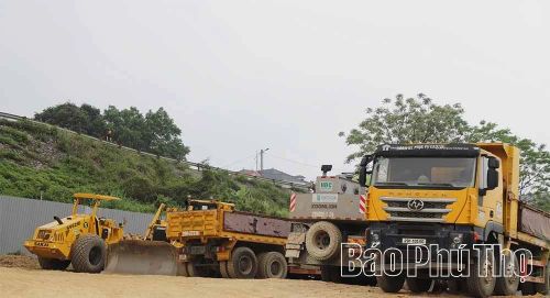 Công ty đã tập trung đầy đủ phương tiện, thiết bị chuyên dụng... phục vụ đẩy nhanh tiến độ sửa chữa cầu.