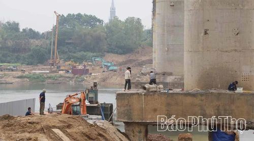 Công nhân đang thi công đường công vụ phục vụ sửa chữa móng trụ T3.