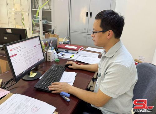 Cán bộ Đảng ủy Các cơ quan Đảng tỉnh sử dụng phần mềm Sổ tay đảng viên.