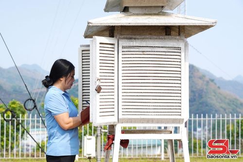 Nhân viên Trạm khí tượng Sơn La thu thập các số liệu thời tiết.
