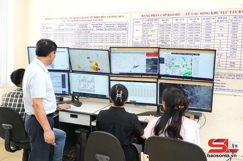 Các dự báo viên theo dõi ảnh mây vệ tinh.