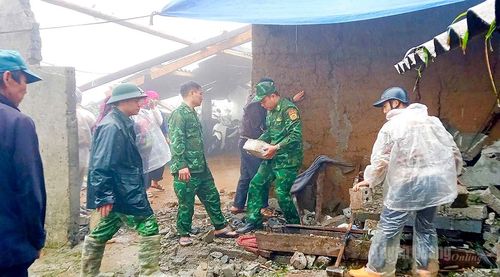Cán bộ, chiến sĩ Đồn Biên phòng Tùng Vài giúp đỡ anh Sùng Cù Mìn, thôn Lùng Khố, xã Tùng Vài.