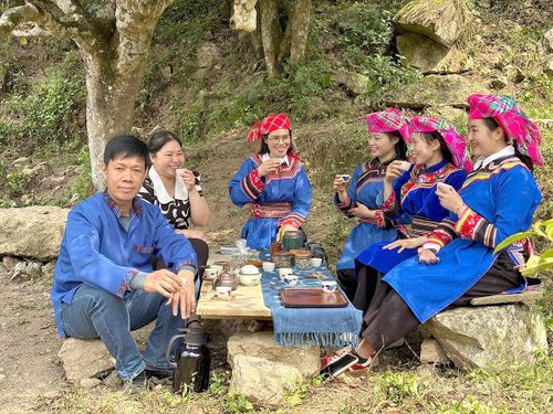 Người dân và du khách thưởng trà.