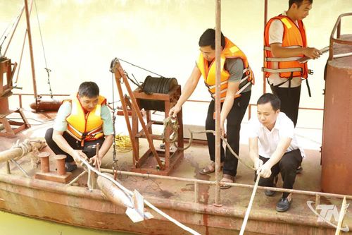 Các cán bộ, nhân viên Trạm Thủy văn Đầu Đẳng với công việc hằng ngày.