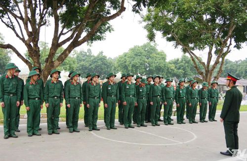 Cán bộ Đại đội 5, Tiểu đoàn 2, Trung đoàn 246 (Sư đoàn 346), hướng dẫn chiến sĩ mới luyện tập các động tác điều lệnh đội ngũ.