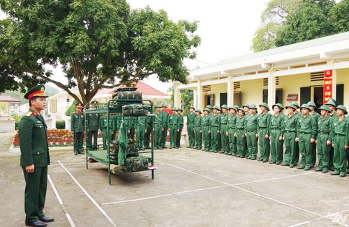 Cán bộ Trung đoàn 246 hướng dẫn chiến sĩ mới sắp xếp nội vụ theo nền nếp chính quy.