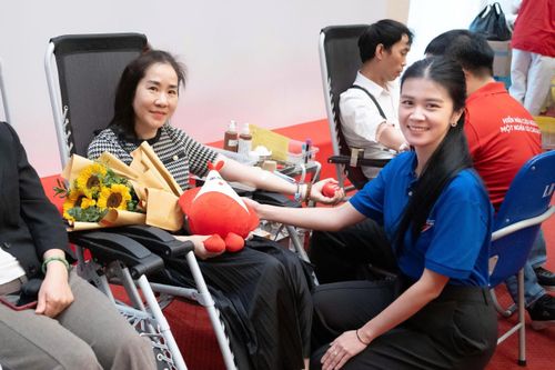 Phó Chủ nhiệm Ủy ban Kinh tế và Tài chính Đoàn Thị Thanh Mai tham gia hiến máu tình nguyện