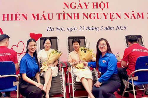 Bí thư Đoàn Thanh niên Quốc hội Nguyễn Thị Kim Anh và Phó Bí thư Đoàn Thanh niên Quốc hội Nguyễn Thái Hà tặng hoa cán bộ, công chức Văn phòng Quốc hội tham gia hiến máu tình nguyện