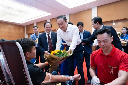 Phó Bí thư Đảng ủy Quốc hội Phùng Khánh Tài tặng hoa cán bộ, công chức Văn phòng Quốc hội tham gia hiến máu tình nguyện