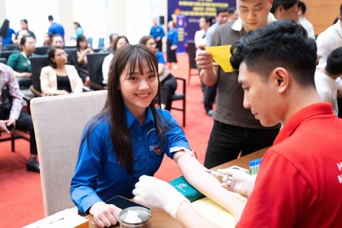 Nhiều đoàn viên, thanh niên tích cực tham gia hiến máu