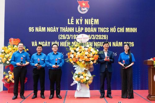 PGS.TS Trần Ngọc Quế, Giám đốc Trung tâm Máu Quốc gia trao biểu trưng linh vật hiến máu tình nguyện cho Đoàn Thanh niên Quốc hội, Đoàn Thanh niên Văn phòng Trung ương Đảng, Đoàn Thanh niên Văn phòng Chính phủ, Đoàn Thanh niên Văn phòng Chủ tịch nước