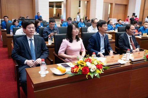 Các đại biểu tham dự buổi lễ