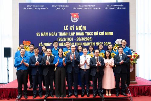 Các đại biểu chụp ảnh lưu niệm