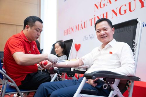 ĐBQH hoạt động chuyên trách tại Ủy ban Quốc phòng, An ninh và Đối ngoại Trịnh Xuân An - Phó Chủ tịch Nhóm Đại biểu Quốc hội trẻ tham gia hiến máu tình nguyện
