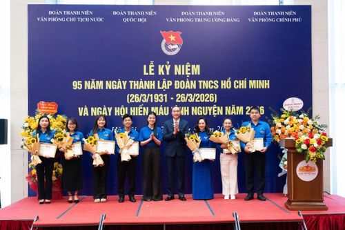 Phó Bí thư Đảng ủy Quốc hội Phùng Khánh Tài và Bí thư Đoàn thanh niên Quốc hội Nguyễn Thị Kim Anh trao Bằng khen của Đoàn Thanh niên Quốc hội cho các cá nhân tiêu biểu