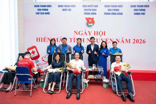 Phó Bí thư Đảng ủy Quốc hội Phùng Khánh Tài và ĐBQH hoạt động chuyên trách tại Ủy ban Quốc phòng, An ninh và Đối ngoại Trịnh Xuân An - Phó Chủ tịch Nhóm Đại biểu Quốc hội trẻ tham gia hiến máu tình nguyện