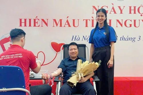 Phó Chủ nhiệm Ủy ban Pháp luật và Tư pháp Ngô Trung Thành tham gia hiến máu tình nguyện