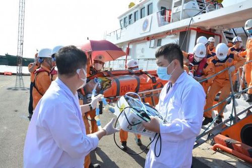 Đội ngũ y bác sĩ nhanh chóng sơ cứu, hồi sức tịch cực trong suốt quá trình đưa bệnh nhân vào bờ. 