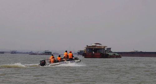Lực lượng chức năng tiếp tục tìm kiếm nạn nhân mất tích.