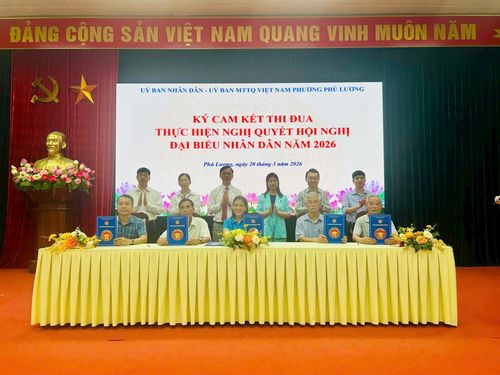 Hội nghị đại biểu nhân dân bàn việc xây dựng đời sống văn hóa ở cơ sở năm 2026 của phường Phú Lương ký kết cam kết thi đua thực hiện nghị quyết Hội nghị đại biểu nhân dân năm 2026. Ảnh: Mai Hương