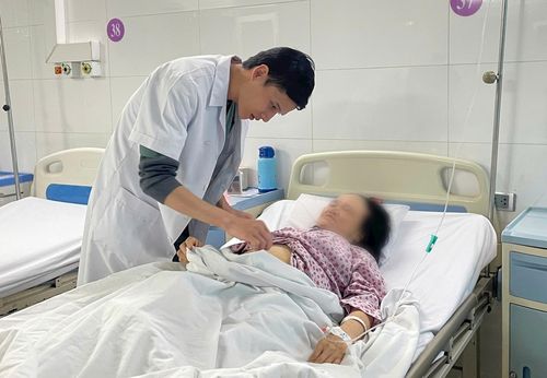 Bệnh nhân gần 80 tuổi, mang khối u buồng trứng kích thước lớn bất thường, nặng gần 3kg, có tiền sử đái tháo đường, được các bác sĩ Bệnh viện Thanh Nhàn phẫu thuật thành công.